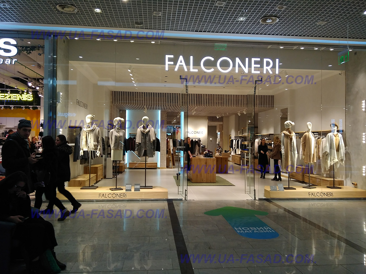 Остекление витрины в брендовом магазине итальянской одежды Falconeri Остекление витрины в брендовом магазине итальянской одежды Falconeri